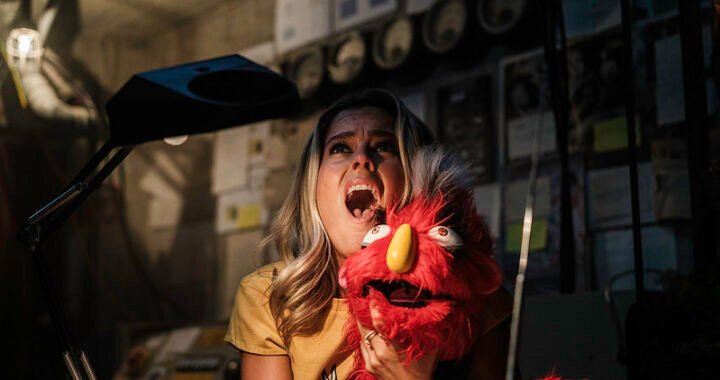 FELP: uma comédia costurada a absurdo e crítica social